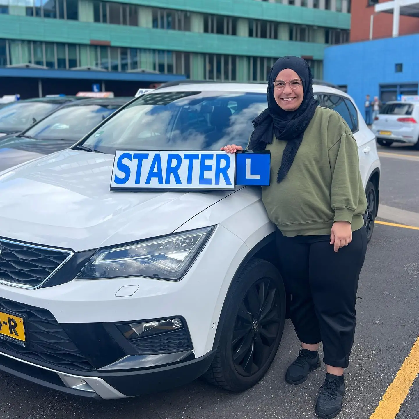 Geslaagde leerling na rijexamen auto in Delft