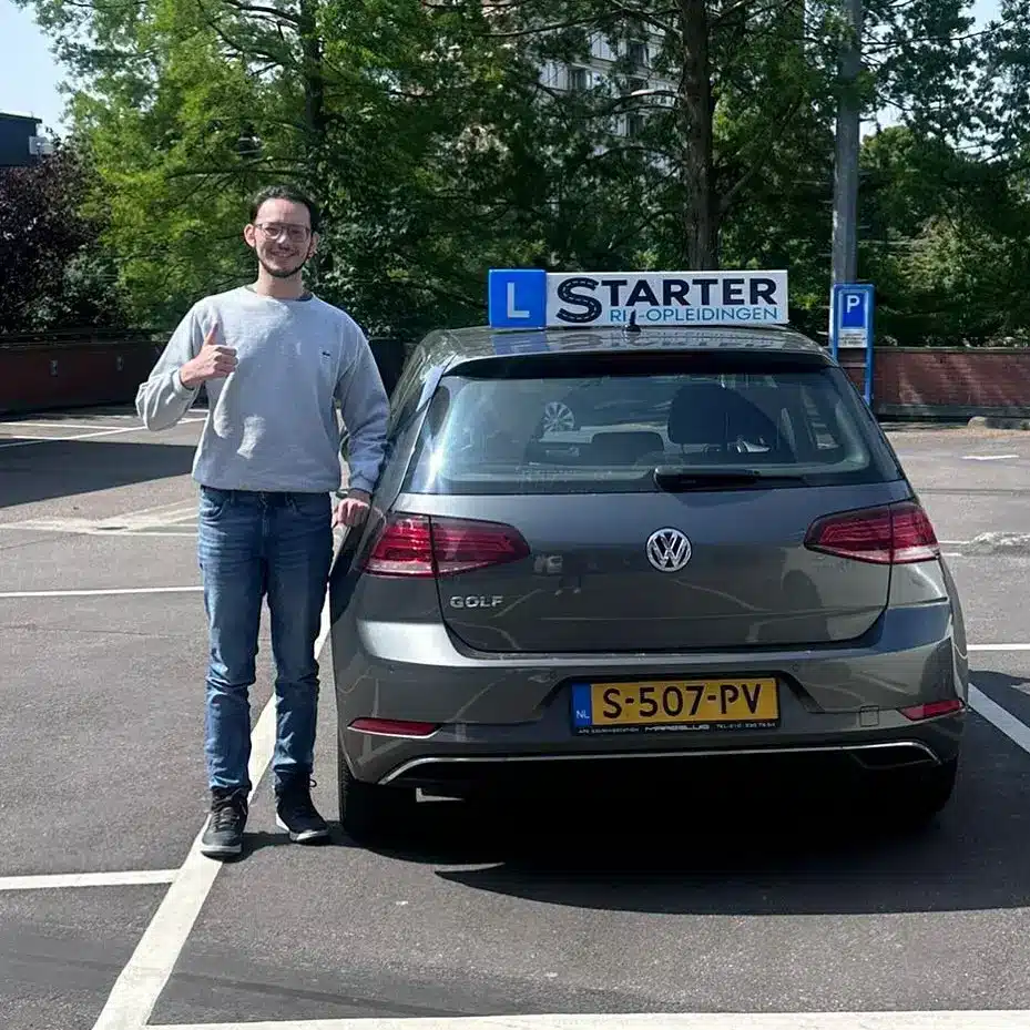 Geslaagde leerling na auto praktijkexamen in Zuid-Holland