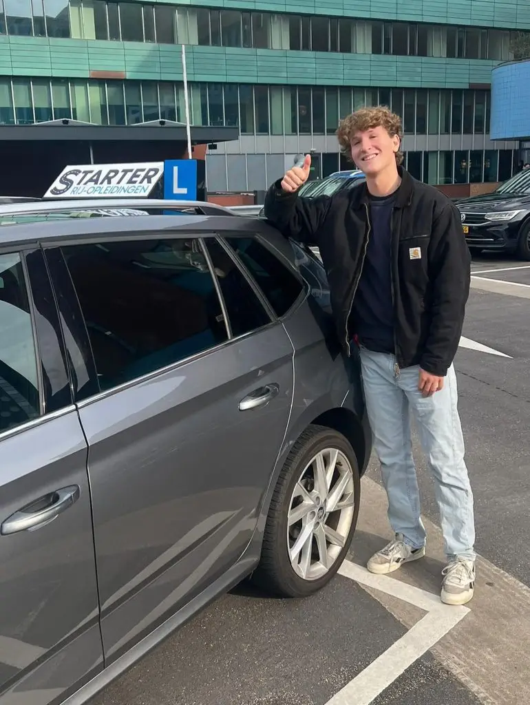 Geslaagde leerling na rijexamen auto in Delft