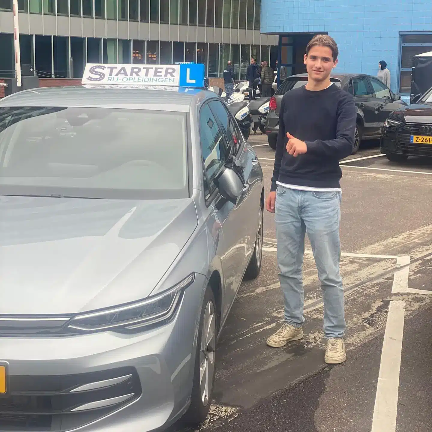 Geslaagde leerling na rijexamen auto in Nootdorp