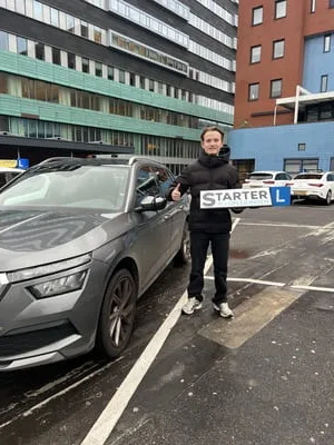 Geslaagde leerling bij de lesauto van Starter Rij-Opleidingen
